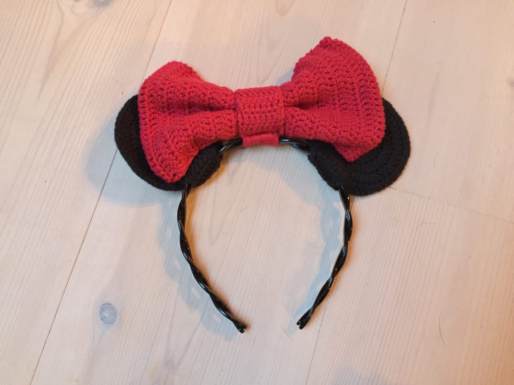 Hæklet Minnie Mouse ører og sløjfe sat fast på hårbøjle