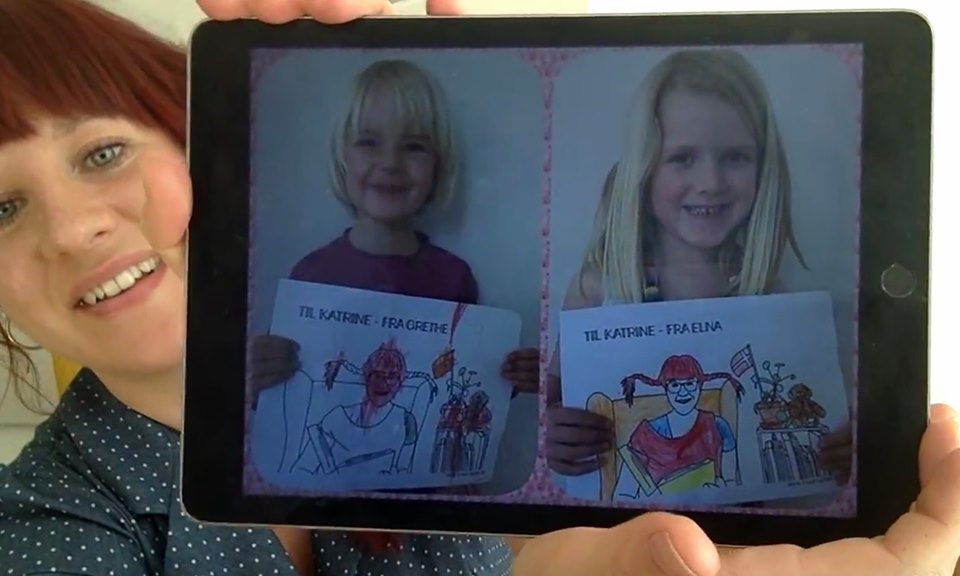 Katrine Bille viser Grethe og Elnas tegninger frem inden højtlæsningen
