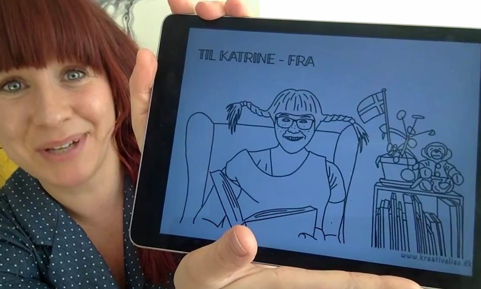 Katrine Bille viser Kreative Lises tegning frem inden højtlæsningen